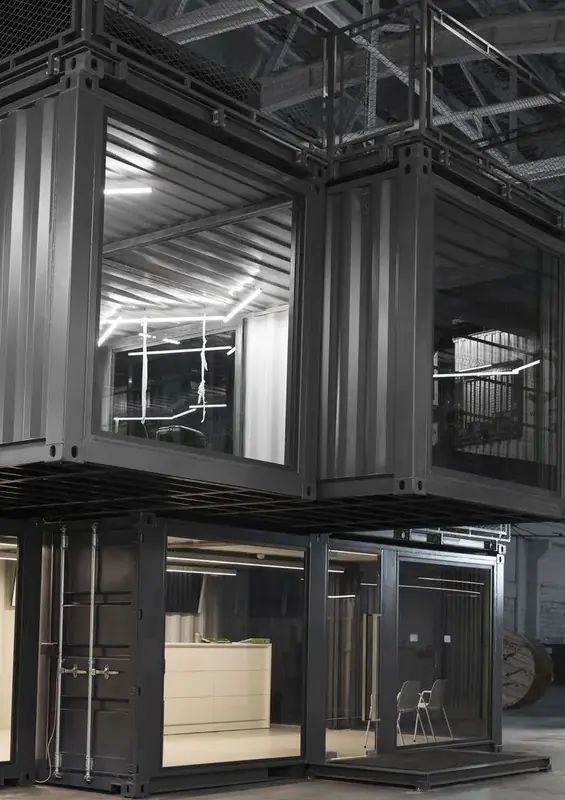 Estrutura modular em containers da IGWT, mostrando o acabamento interno e a montagem dos módulos